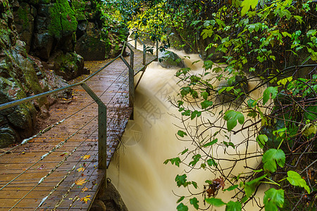 巴尼亚斯河的冬季水流量强劲旅行森林高地国家踪迹水流石头溪流流动绿洲图片
