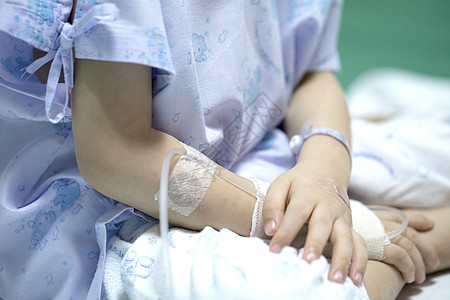 在医院接受盐水溶液的患病儿童盐水医生康复病人诊所孩子治愈情况治疗孩子们图片