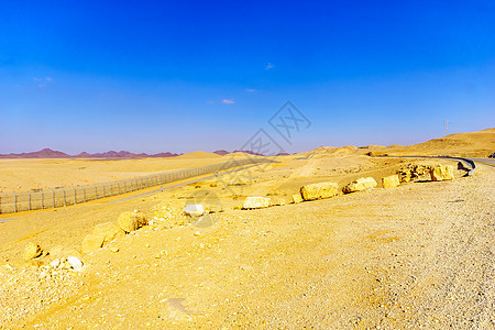 沙漠景观与以色列-埃及边境边界图片