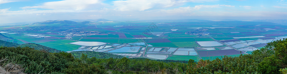 Jezreel Val东部地貌景观和农村全景草地风景旅行圣地禁忌天空爬坡鱼池国家水池图片