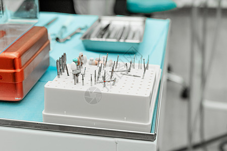 牙科工具 牙医工作场所设备安装 保健和医药 近距离检查金属医生诊所口腔雕刻师钳子刮刀外科牙齿配饰图片