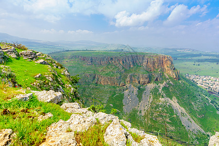 Arbel 山和 Nitay 山的景观视图国家土地踪迹公园天空岩石旅游农村悬崖圣地图片