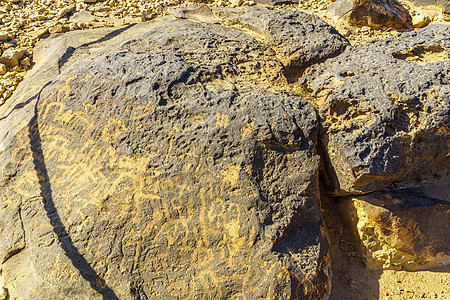 内盖夫沙漠Sde Boker附近古老的岩石雕刻考古内盖夫踪迹砂岩石头岩石绘画旅游地标雕刻图片