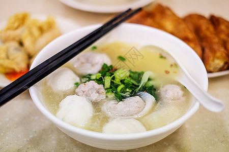 香港的面条和子收紧了黄色饺子食物烹饪美食餐厅白色木头绿色蔬菜图片