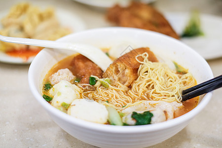 香港的面条和子收紧了午餐餐厅美食烹饪蔬菜黄色白色猪肉食物饺子图片