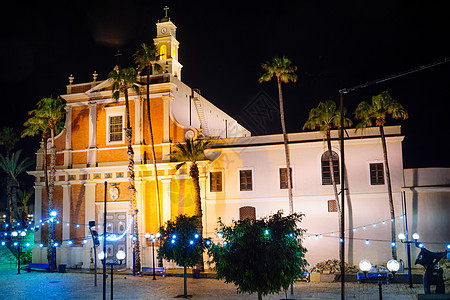 在旧城贾法的圣彼得教堂夜景中旅游天空电话游客正方形教会历史性地标城市历史图片