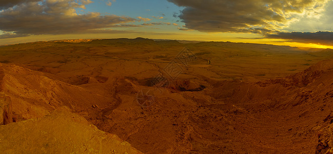 MakhteshcrasterRamon的全景日落观砂岩地标地貌公园日落悬崖沙漠风景岩石陨石图片
