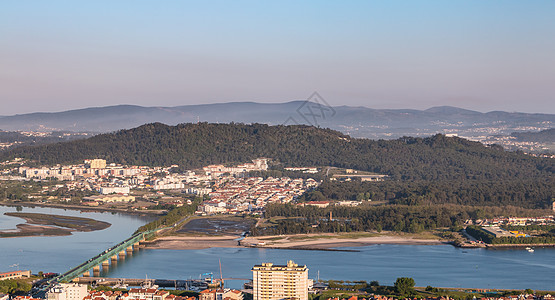 葡萄牙北部市空中视图城市蓝色建筑学艺术历史爬坡旅游建筑草地海洋图片