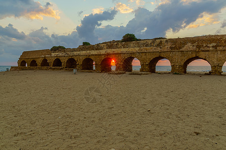 海滩和凯撒罗曼水渠的日落景地标旅行海景城市旅游海岸日落吸引力文化考古学图片