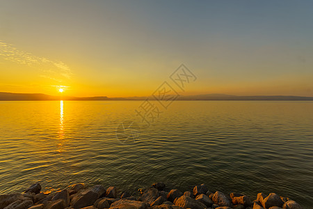 加利利海日落的景色 来自Ein Gev支撑太阳湖岸天空海滩岩石风景圣地旅行旅游图片