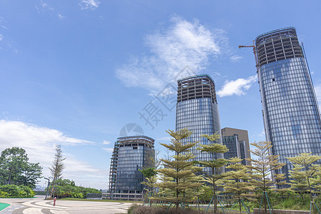 使用蓝色天空的现代办公楼绿色摩天大楼白色玻璃建造房子城市商业窗户办公室图片