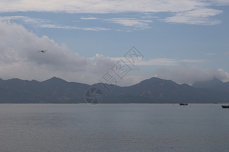 与日晒中的海边和海滨海浪海洋石头蓝色悬崖支撑海景海岸线天空海岸图片