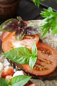 传统的意大利布伦舍塔开胃菜或点心 配有番茄丝带和巴锡 抗帕斯托图片