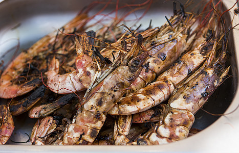 烧烤的皇家虾 在炉子上做海产烤肉 在街头食品市场橙子油炸营养烹饪厨房餐厅盘子炙烤火焰派对图片