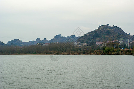 太阳下阳的美丽景色城堡山脉池塘岩石绿色旅行森林反射蓝色爬坡图片