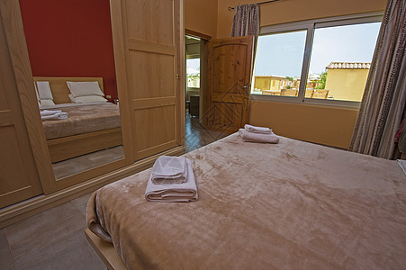 豪华卧室室内设计公寓展示窗户房间镜子奢华木头装饰地面家具图片
