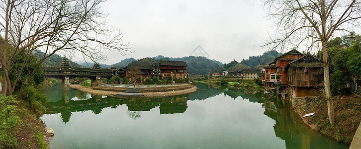 太阳下阳的美丽景色蓝色山脉岩石天空树木城堡森林反射公园绿色图片