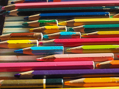 许多彩色铅笔黄色粉色蓝色染色棕色绘画艺术紫色橙子红色图片