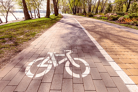白色自行车路标旅行车道途径适应症街道分数车辆路面安全城市图片