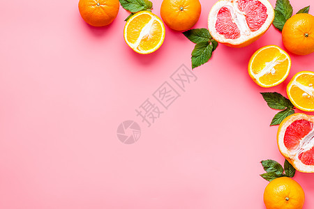 餐桌上有树叶的橙子和葡萄果 顶端视图复制空间收藏黄色热带粉色柠檬柚子绿色水果叶子团体图片