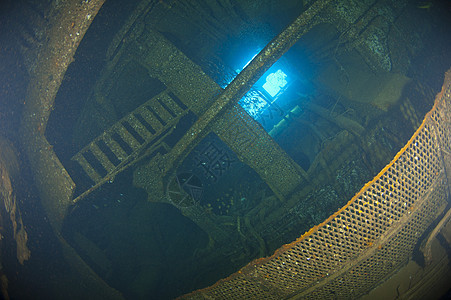 在一个大型沉船的引擎室内图片