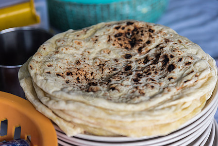 Roti Chapatti Nan或Naan在街头食品市场图片