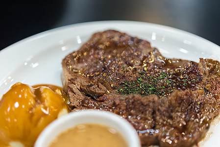 肉牛排牛肉或猪肉牛排和马铃薯泥餐厅美食屠宰场土豆烹饪肋骨食物叶子营养胡椒图片