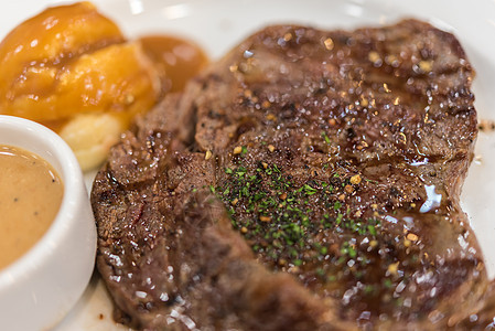 肉牛排牛肉或猪肉牛排和马铃薯泥胡椒烧烤肋骨腰部蔬菜食物烹饪午餐餐厅屠夫图片