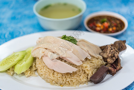 在街边食物中用鸡汤蒸饭的稻米餐厅辣椒蔬菜烹饪早餐市场蒸汽午餐盘子文化图片