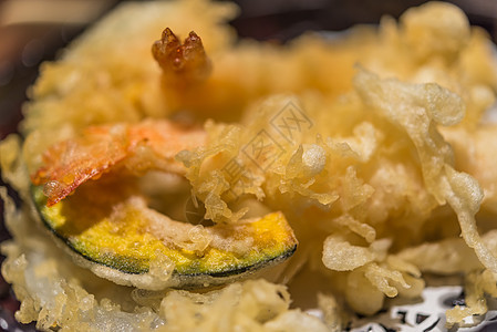 泰国街头食品市场或餐馆Temtura涂层面包屑寿司香菜筷子蔬菜盘子金子餐厅食物图片