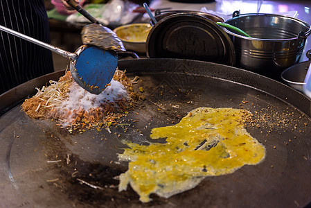 街头食用炸面泰式泰国纸油炸美食柠檬洋葱平底锅营养市场街道烹饪食物图片