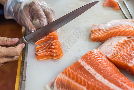 亚洲厨师切片 日食 生鱼肉盘子服务木头海鲜市场寿司木板美食餐厅厨房图片