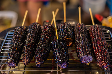 泰国街头食品或市场中的灰色紫玉米植物小吃炙烤水果厨房餐厅假期棒子美食街道图片