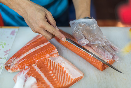 亚洲厨师切片 日食 生鱼肉木板橙子市场餐厅鱼片武士厨房食物服务寿司图片