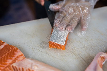 亚洲厨师切片 日食 生鱼肉木头厨房寿司美食服务武士餐厅橙子海鲜饮食图片