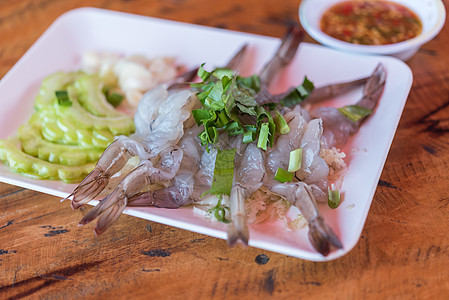 泰国海产食品市场鱼酱中的虾草本植物沙拉冷藏饮食蔬菜生活展示辣椒美食木头图片