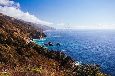 美国加利福尼亚州海滨海岸线观测薄雾旅行海滩海洋波浪丘陵日落蓝色戏剧性太阳图片