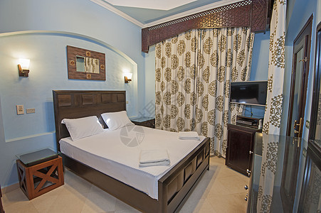 室内卧室房的内部设计设计公寓床头柜双人床桌子枕头展示住宅床垫电视壁灯图片