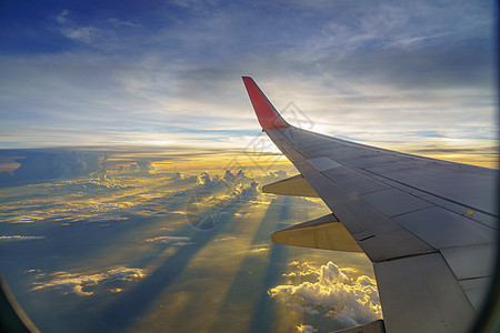 美丽的日落 天空在顶端的景色 飞机从喷气喷射航空公司旅游空气旅行跑道窗户运输商业图片