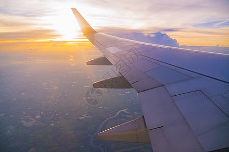 美丽的日落 天空在顶端的景色 飞机从喷气航班航空公司蓝色太阳运输窗户飞机场旅游商业图片