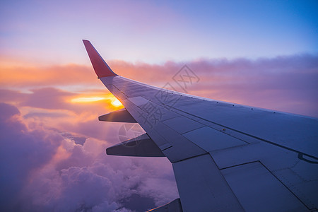 美丽的日落 天空在顶端的景色 飞机从喷射太空空气跑道飞机场喷气引擎窗户飞行翅膀图片