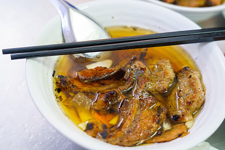 V Bun Cha与烤猪肉 米面 蔬菜和汤街道午餐草药食物早餐挂面肉丸烧烤筷子盘子图片