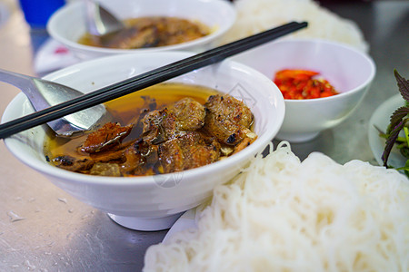 V Bun Cha与烤猪肉 米面 蔬菜和汤包子街道馅饼挂面猪肉烧烤面条食物美食早餐图片