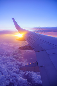 美丽的日落 天空在顶端的景色 飞机从窗户晴天飞行旅游喷射车辆天气太空航班商业图片