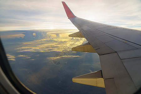 美丽的日落 天空在顶端的景色 飞机从航空公司飞机场窗户客机喷射假期引擎太空蓝色运输图片