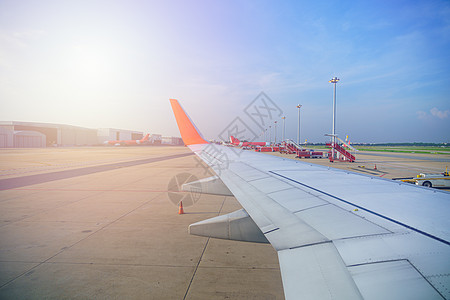 从窗口内私人航空观察飞机客机空中架式飞机植物建筑学机场航班地面航空公司商业机械机库飞机场图片