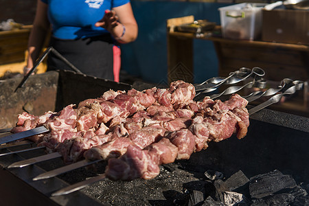 开放式烤架上的美味烧烤肉 户外厨房 美食节在城市 烤串上的美味食物 美食广场 夏季野餐午餐草地烧伤煤炭牛扒木炭肋骨烹饪猪肉草本植图片