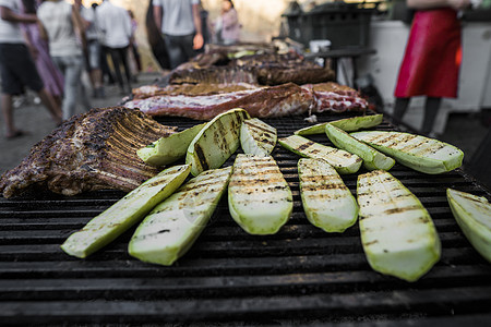 Zucchini和肉肉在烤架上做饭洋葱胡椒油炸食物起动机食谱沙爹熏肉美食炙烤图片