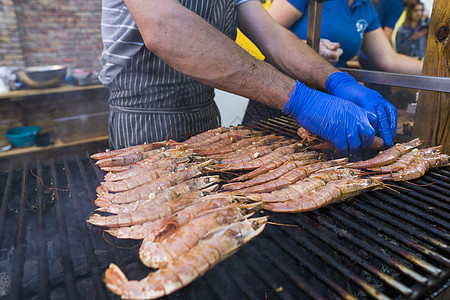 在食物节日的烤架上煮新鲜的国王虾厨师炙烤牛扒木板咖啡店用餐木炭盘子海鲜横幅图片