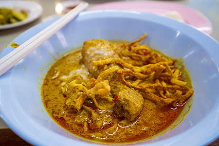 Khao Soi 咖喱面汤泰国菜清迈当地美食文化面条油炸烹饪厨房辣椒香料草本植物食物椰子图片